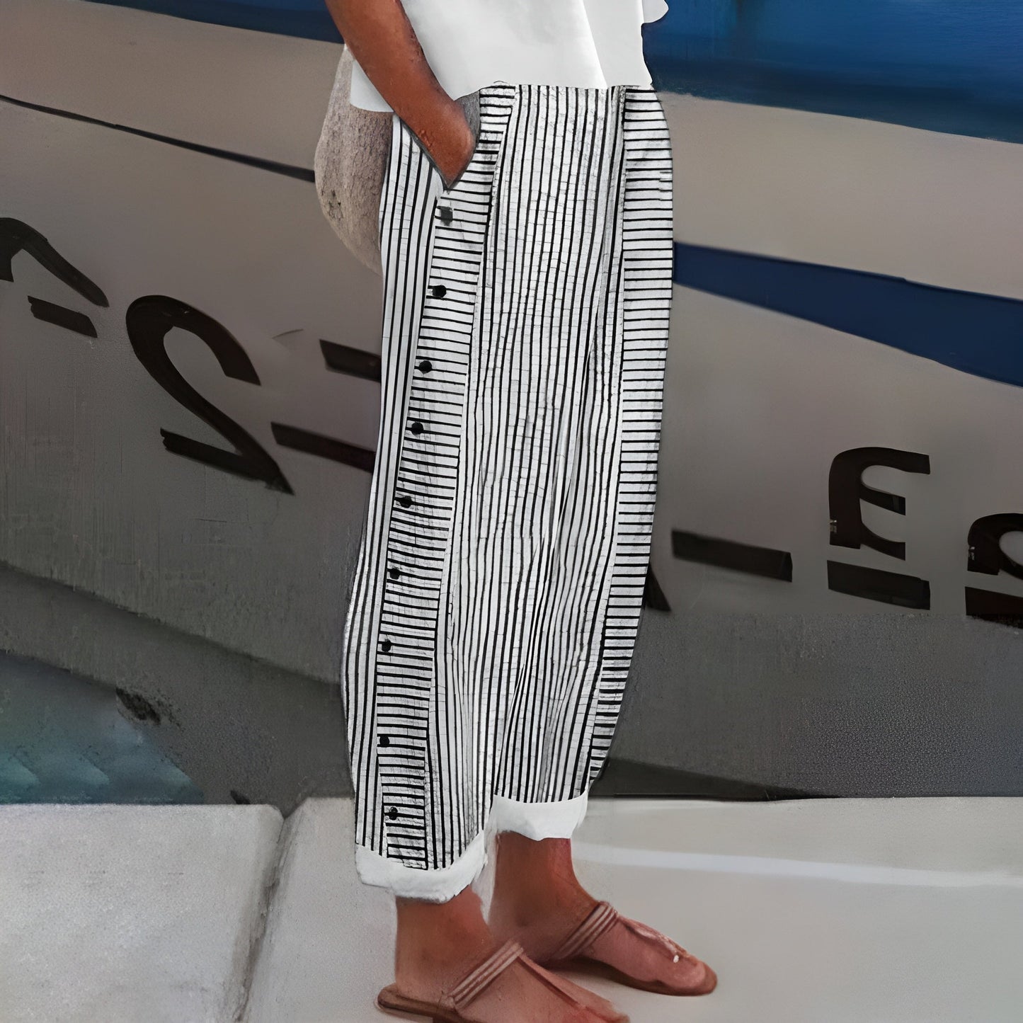 TESS | Gestreepte Pantalon met Knoopdetail | 1+1 GRATIS