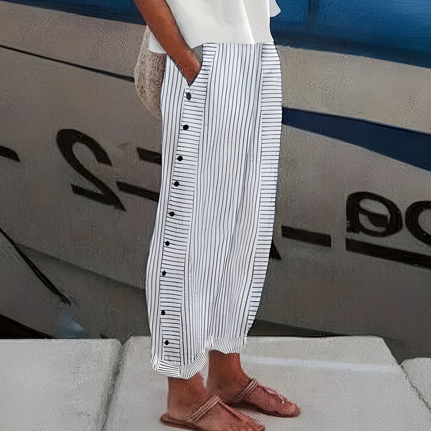 TESS | Gestreepte Pantalon met Knoopdetail | 1+1 GRATIS