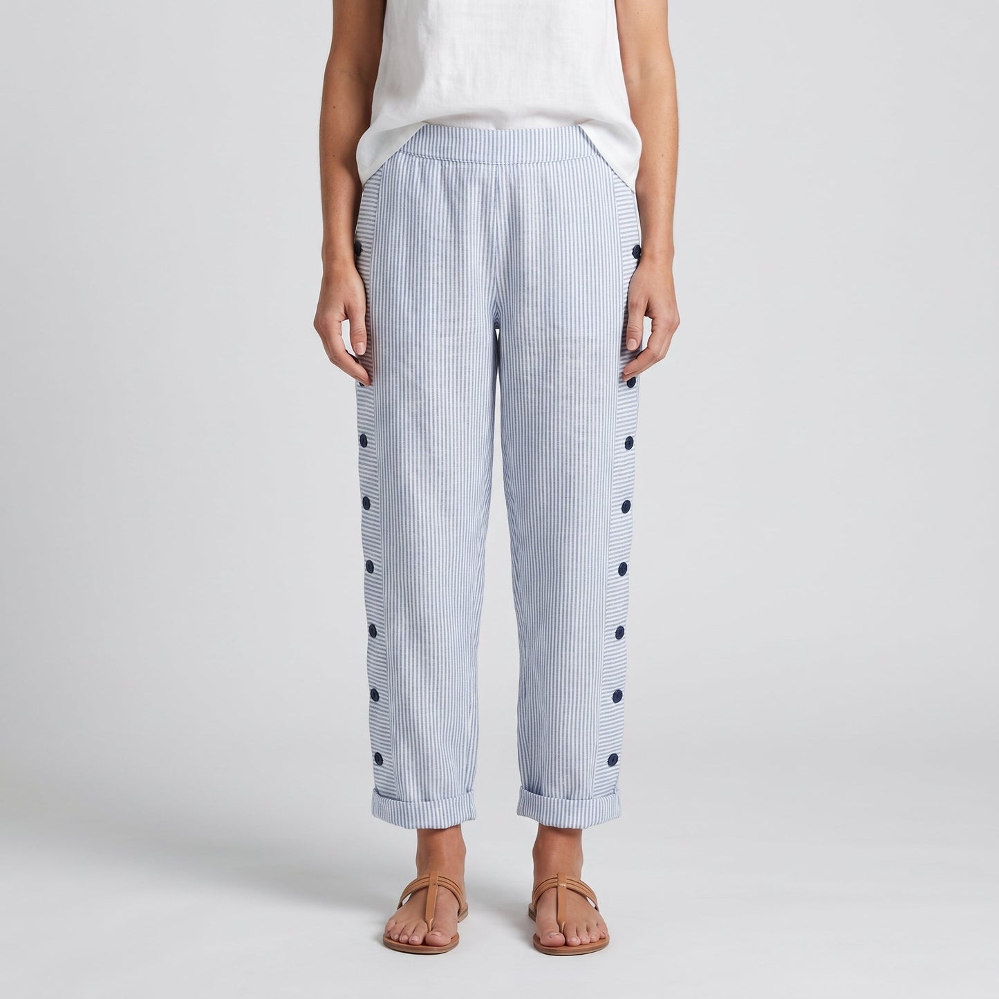 TESS | Gestreepte Pantalon met Knoopdetail | 1+1 GRATIS