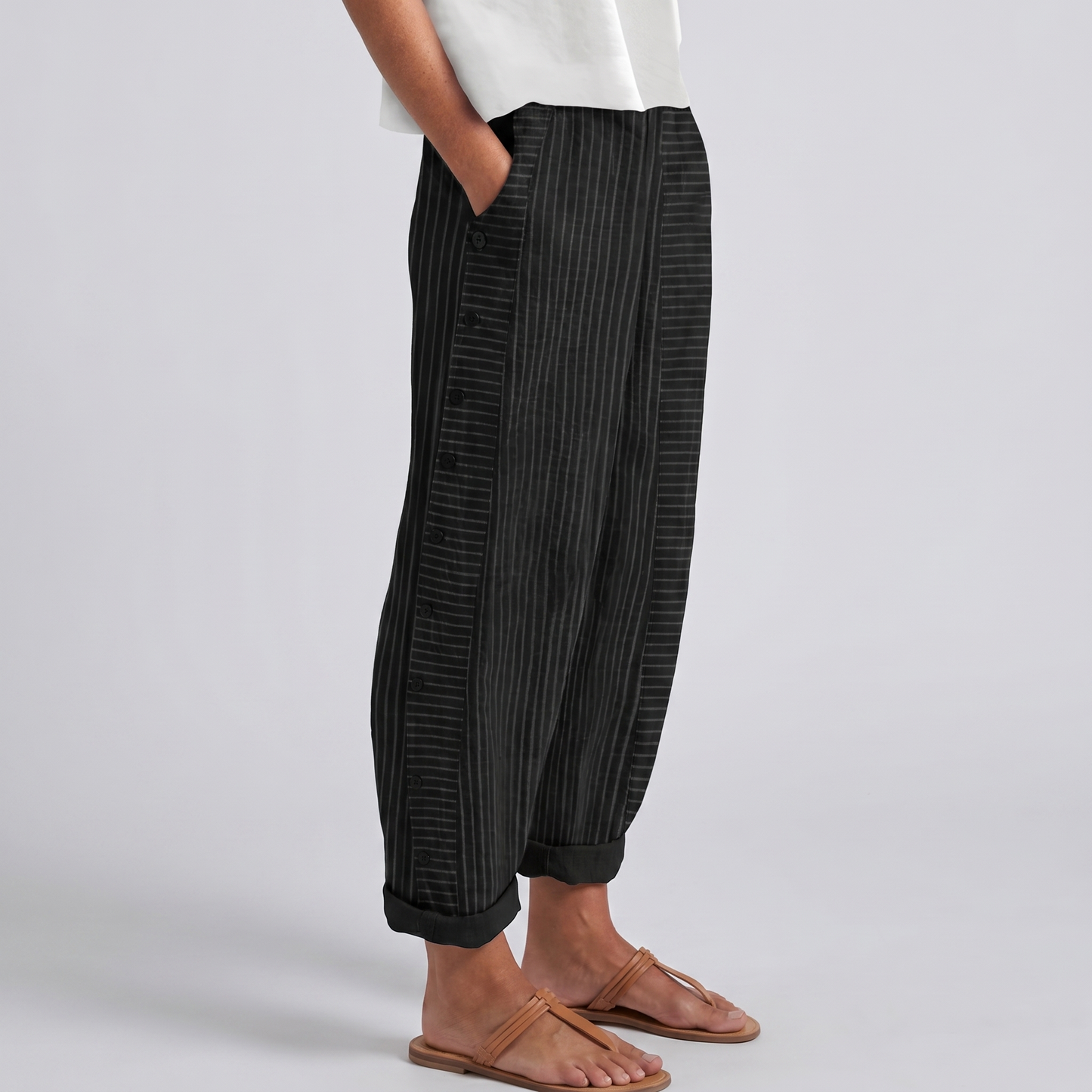 TESS | Gestreepte Pantalon met Knoopdetail | 1+1 GRATIS